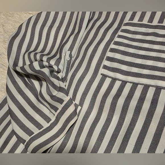 Everly Women’s Size L Black & White Striped Shirt With Embroidered Flowers EUC - Picture 4 of 8